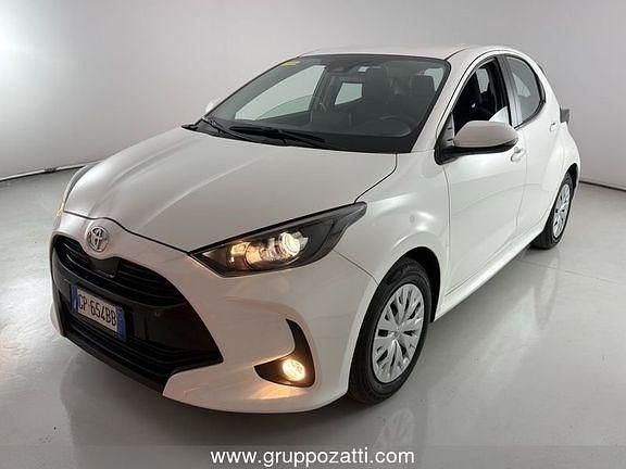 Verde Usata 2023 Toyota Yaris Active Tre volumi | 13.900 € (Buon prezzo) - Immagine 1/4