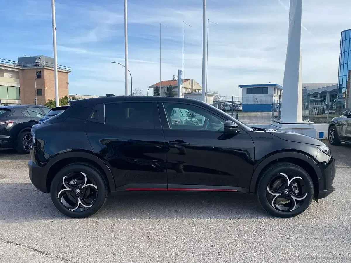 Nuova Alfa Romeo GT Junior Edizione Speciale 136 CV (100 kW) 2026 Nero SUV