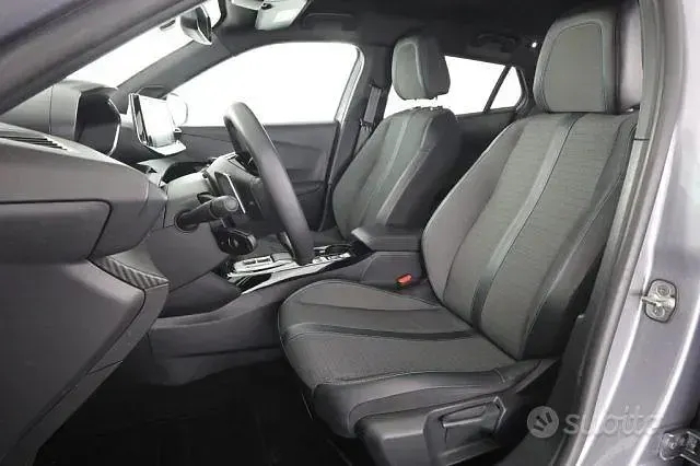 Usata Peugeot 2008 Allure 131 CV (96 kW) 2023 Grigio SUV