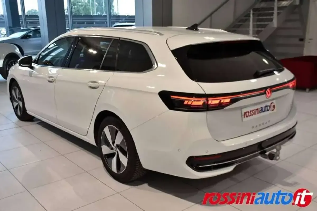 Usata VW Passat Elegance 150 CV (110 kW) 2025 Bianco Station wagon