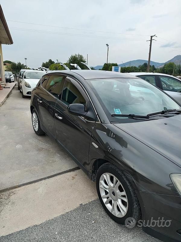 Usata Lancia Delta 119 CV (87 kW) 2012 Grigio Utilitaria
