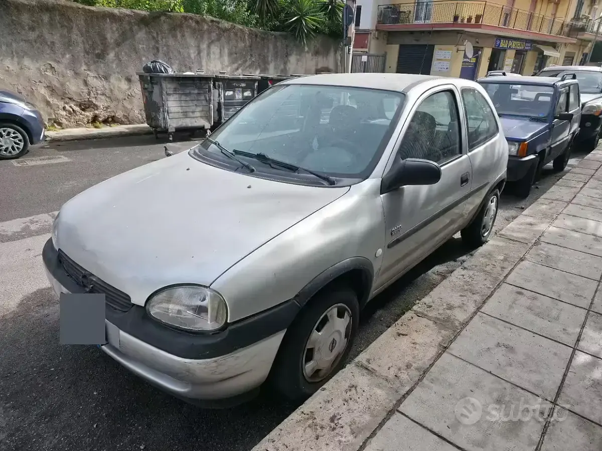 Usata Opel Corsa Edition 54 CV (39 kW) 2000 Grigio Berlina