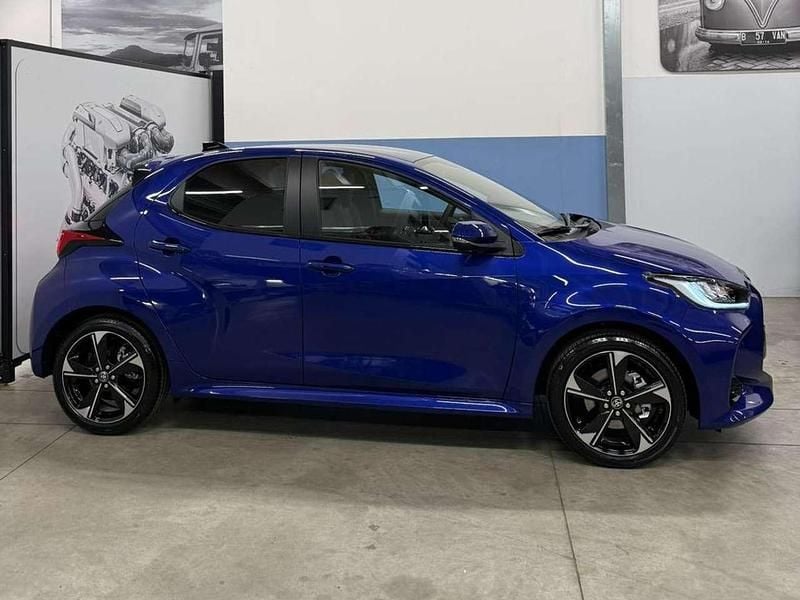 Nuova Toyota Yaris Hybrid Lounge 92 CV (67 kW) 2026 Juniper blue Berlina