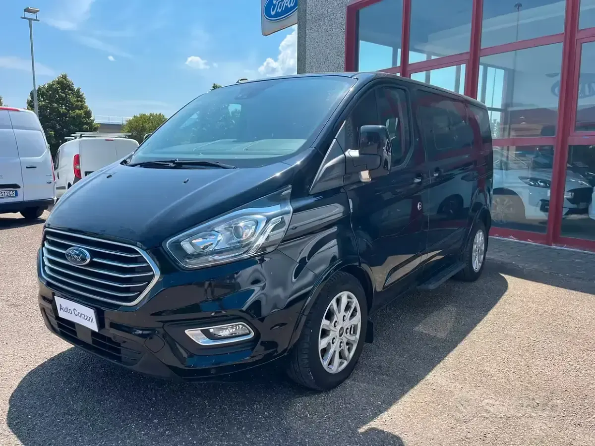 Usata Ford Tourneo Titanium 131 CV (96 kW) 2022 Nero Monovolume