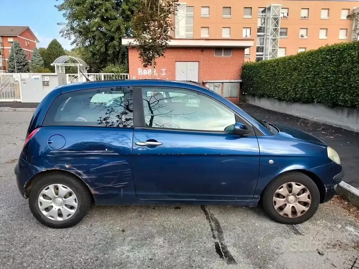 Usata Lancia Ypsilon 80 CV (58 kW) 2004 Bluazzurro Utilitaria