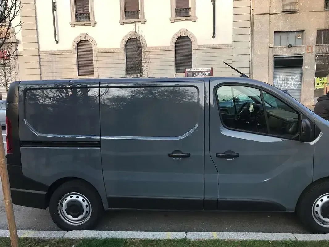 Usata Renault Trafic 131 CV (96 kW) 2024 Grigio Monovolume