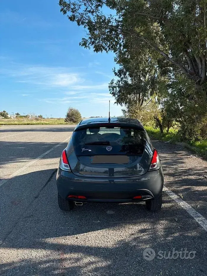 Usata Lancia Ypsilon 95 CV (69 kW) 2014 Grigio Utilitaria