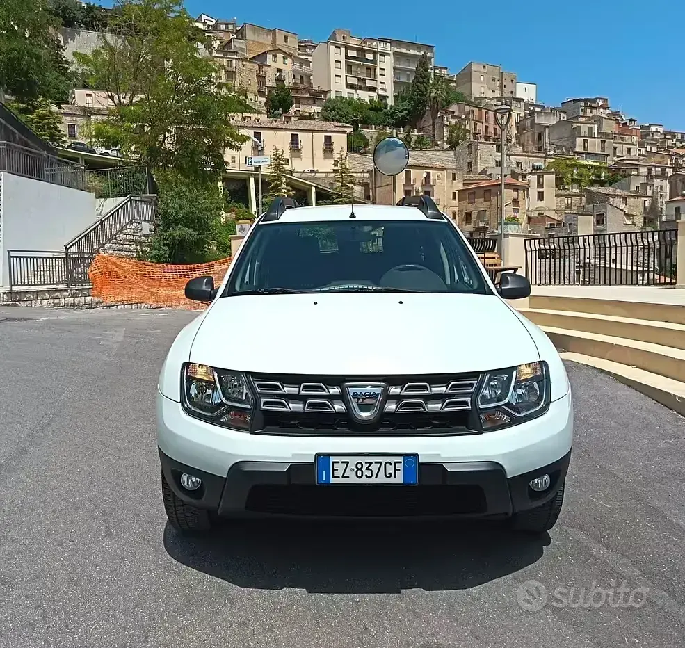 Usata Dacia Duster Lauréate 101 CV (74 kW) 2015 Bianco SUV