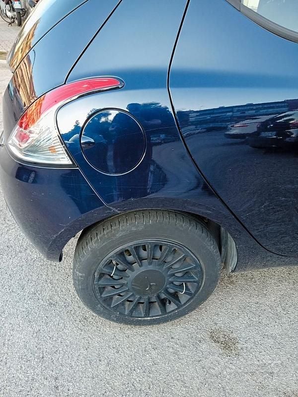 Usata Lancia Ypsilon 69 CV (50 kW) 2019 Blu Utilitaria