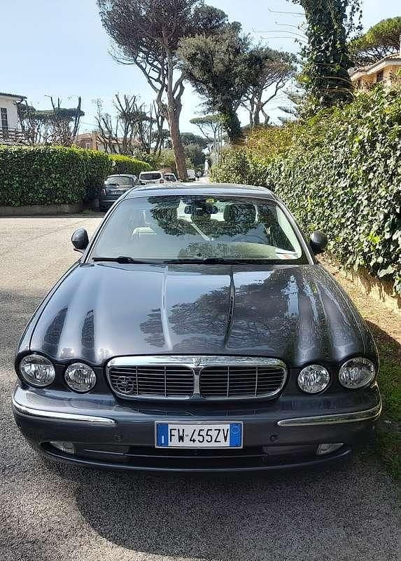 Usata Jaguar XJ8 258 CV (189 kW) 2004 Grigio Berlina