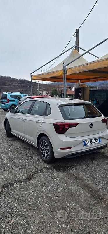 Usata VW Polo Life 80 CV (58 kW) 2023 Beige Utilitaria
