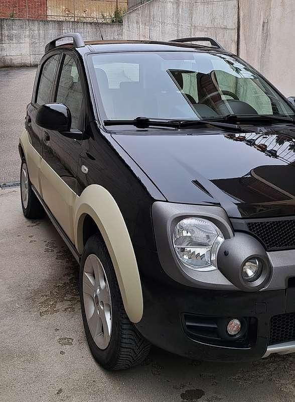 Usata Fiat Panda 4x4 Cross 75 CV (55 kW) 2011 Nero Utilitaria
