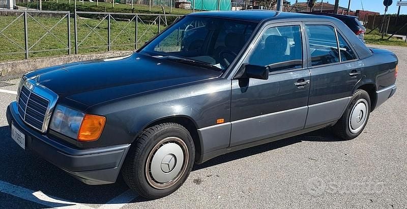 Usata Mercedes E200 122 CV (89 kW) 1990 Nero Berlina