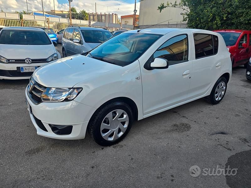 Bianco Usata 2015 Dacia Sandero Lauréate Tre volumi | 5499 € (Ottimo prezzo) - Immagine 1/4