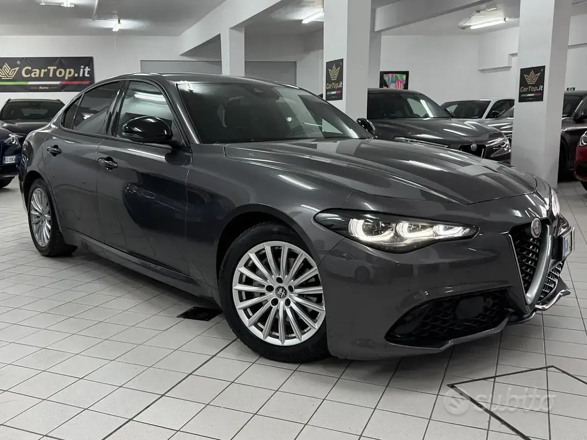 Usata Alfa Romeo Giulia Super 160 CV (117 kW) 2023 Grigio vesuvio Berlina