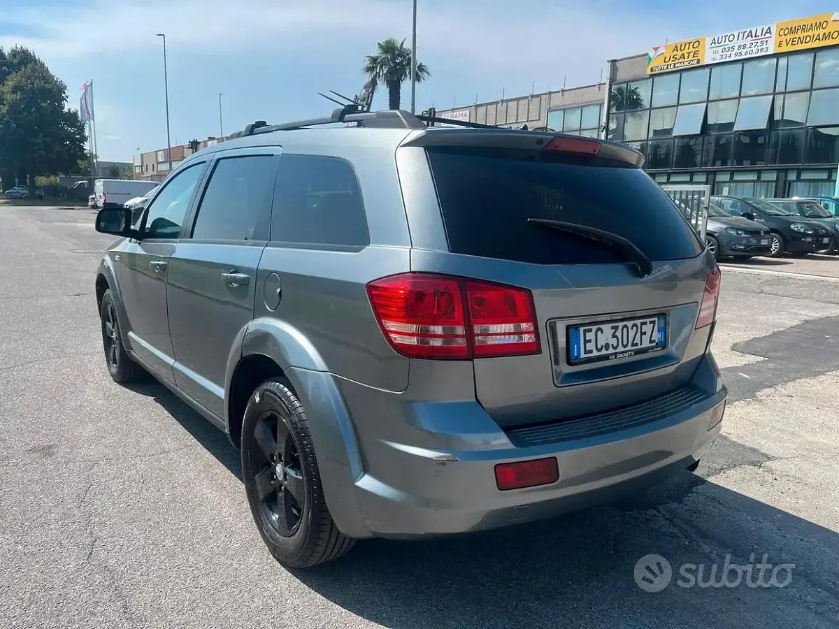 Usata Dodge Journey 140 CV (102 kW) 2010 Grigio SUV