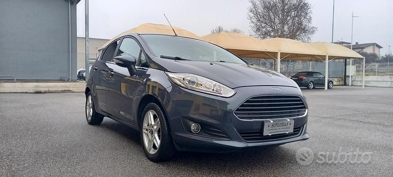 Usata Ford Fiesta Titanium 80 CV (58 kW) 2014 Grigio medio metallizzato Utilitaria