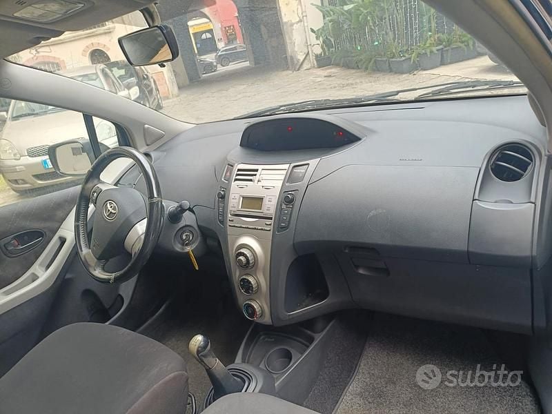 Usata Toyota Yaris 69 CV (50 kW) 2006 Blu Utilitaria