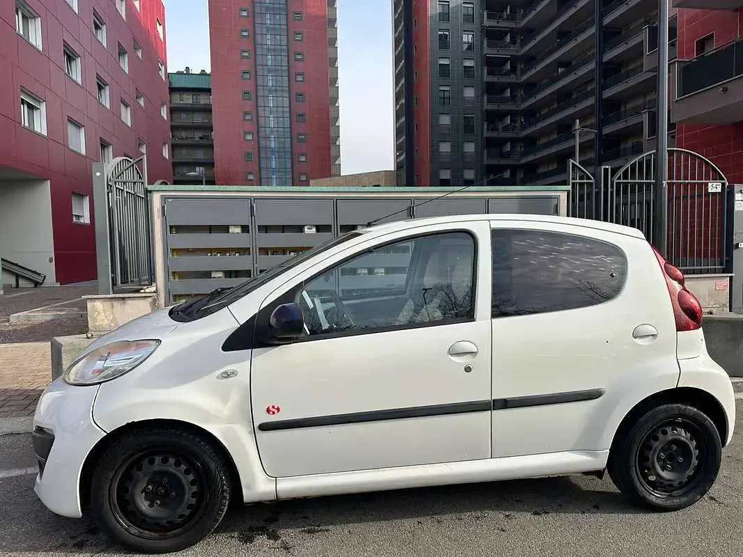 Usata Peugeot 107 68 CV (50 kW) 2013 Bianco Utilitaria