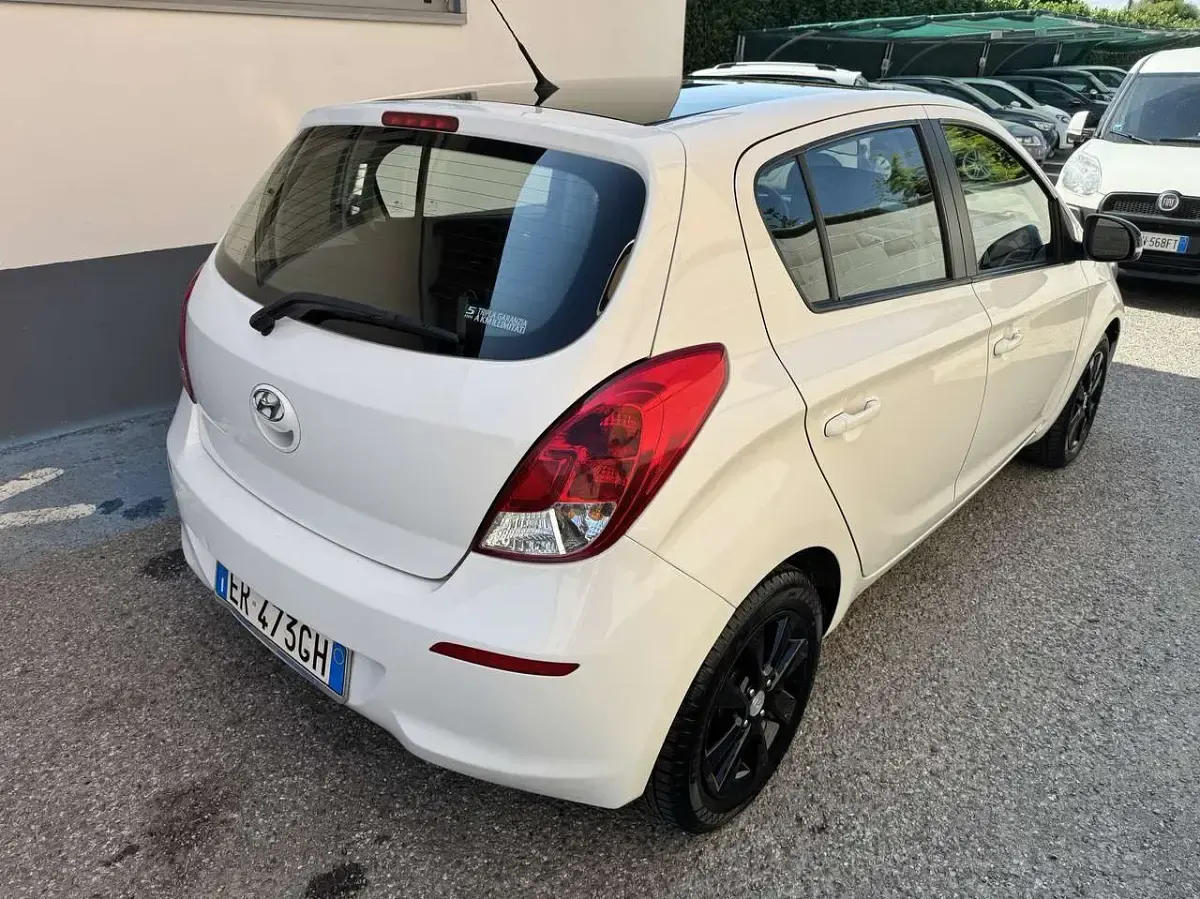 Usata Hyundai i20 75 CV (55 kW) 2013 Bianco Utilitaria