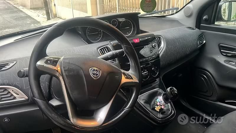 Usata Lancia Ypsilon Gold 69 CV (50 kW) 2015 Nero Utilitaria