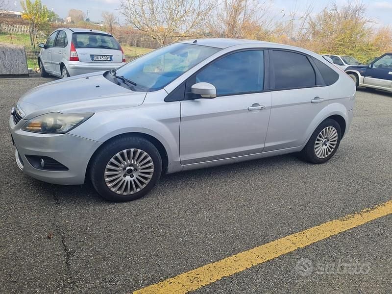 Grigio Usata 2011 Ford Focus Tre volumi | 2900 € (Super prezzo) - Immagine 1/4