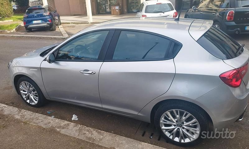 Usata Alfa Romeo Giulietta Business 120 CV (88 kW) 2017 Argento Utilitaria