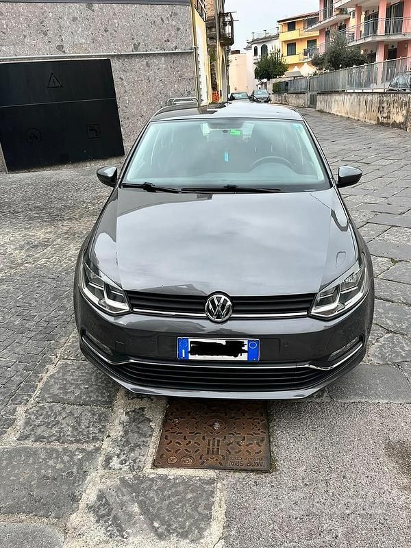 Grigio Usata 2015 VW Polo Tre volumi | 5990 € (Ottimo prezzo) - Immagine 1/4