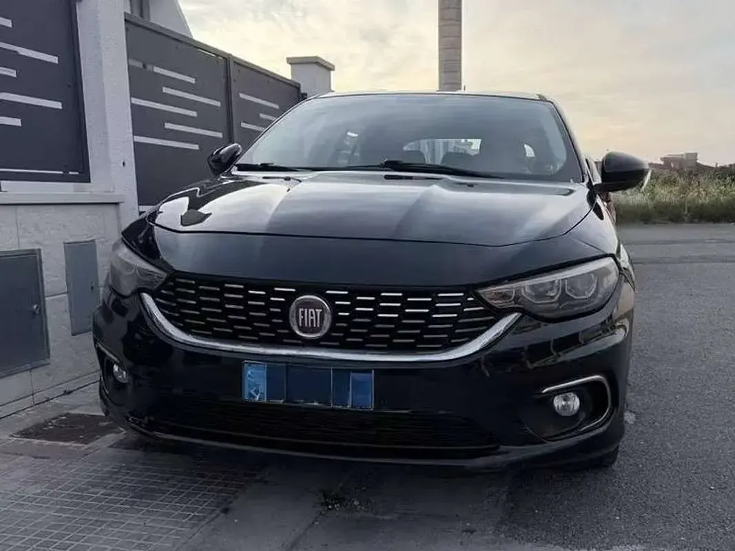 Usata Fiat Tipo Lounge 120 CV (88 kW) 2017 Nero Berlina