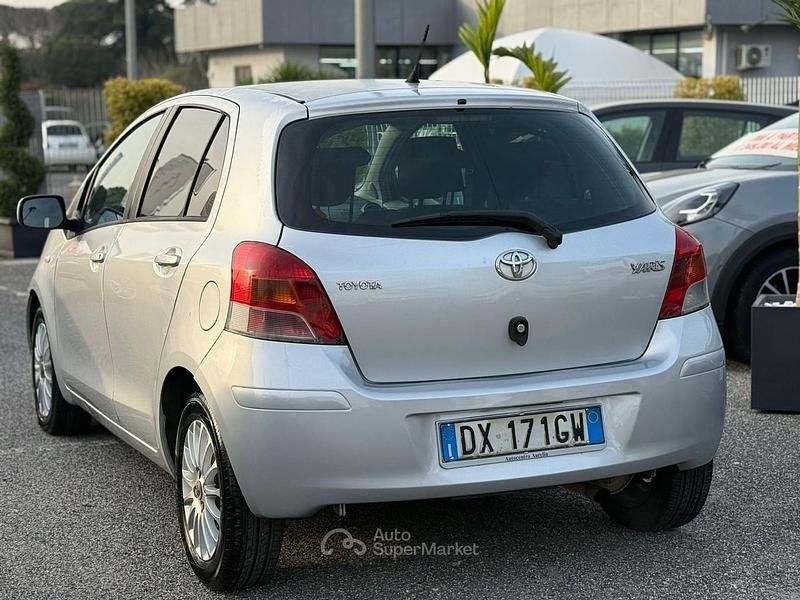 Usata Toyota Yaris 101 CV (74 kW) 2009 Gray Utilitaria