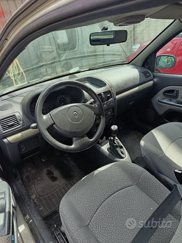 Usata Renault Clio II 65 CV (47 kW) 2005 Grigio Utilitaria