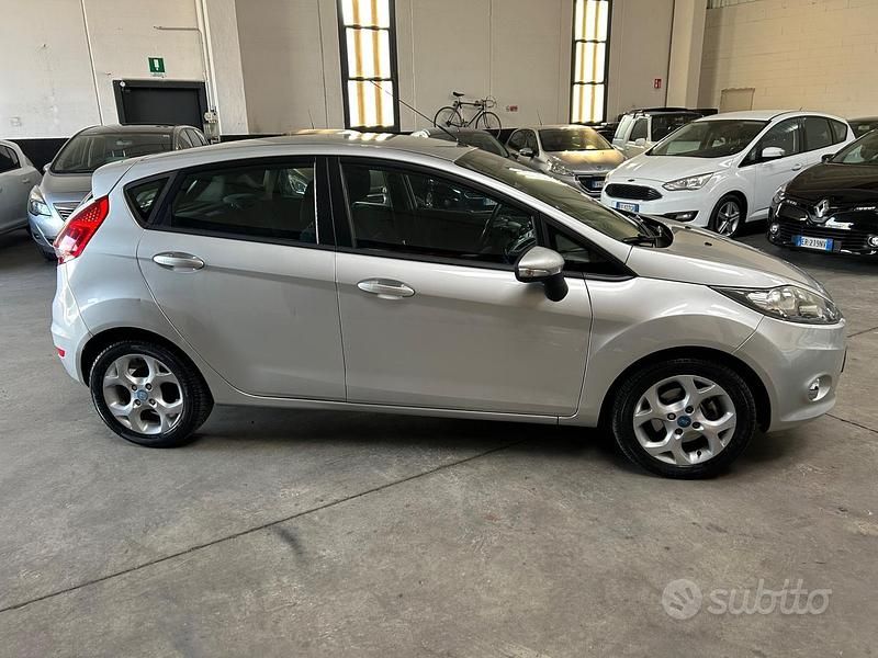 Usata Ford Fiesta Titanium 70 CV (51 kW) 2011 Grigio Utilitaria