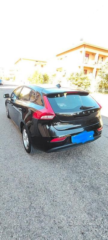 Nero Usata 2016 Volvo V40 Tre volumi | 6500 € (Buon prezzo) - Immagine 1/3