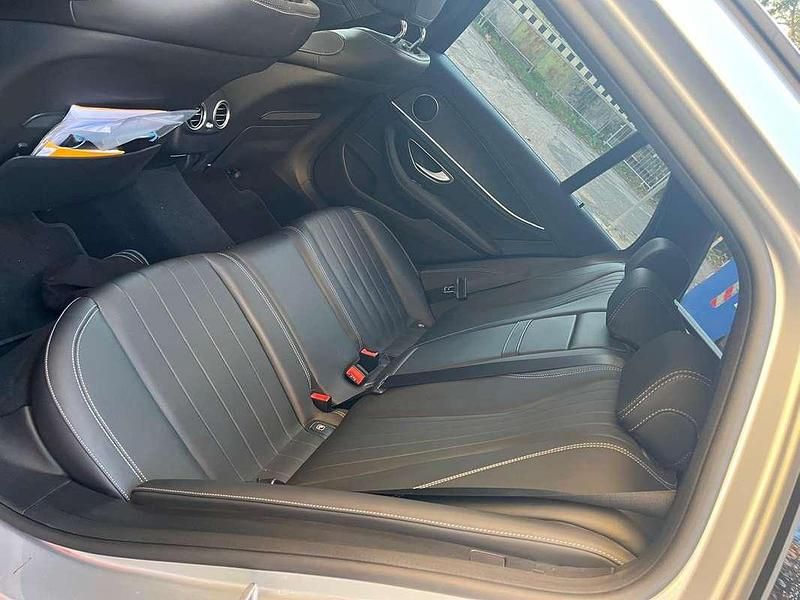 Usado Mercedes E400 330 CV (242 kW) 2022 Plateado Familiar