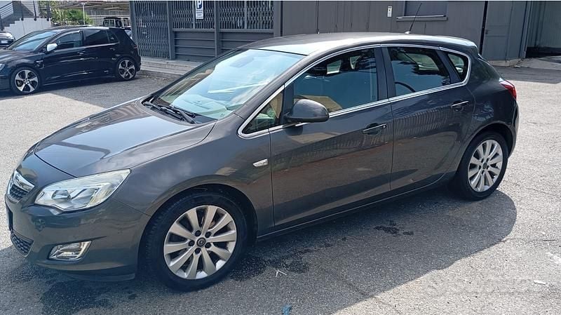 Usata Opel Astra 110 CV (80 kW) 2010 Grigio Berlina