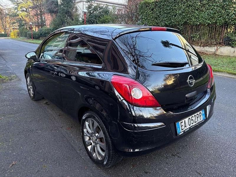 Usata Opel Corsa Club 65 CV (47 kW) 2011 Nero Berlina