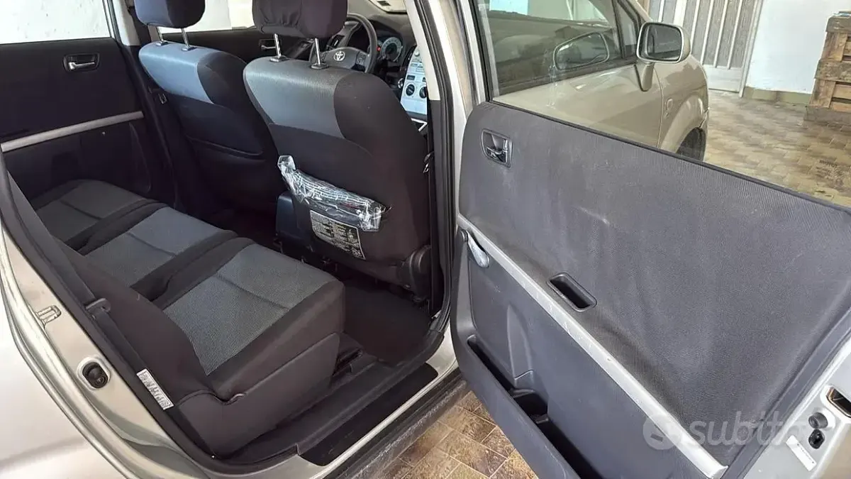 Usata Toyota Corolla Verso 116 CV (85 kW) 2004 Grigio Monovolume