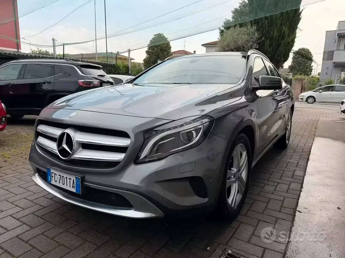 Usata Mercedes GLA180 109 CV (80 kW) 2016 Grigio SUV