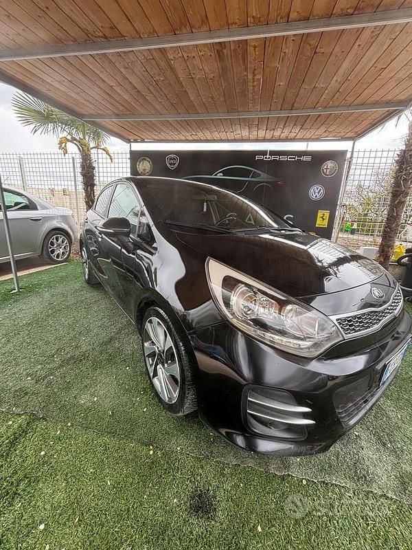 Usado Kia Rio 90 CV (66 kW) 2016 Negro Utilitario