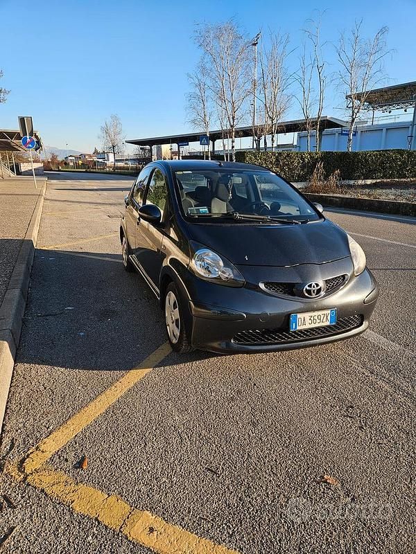 Grigio Usata 2005 Toyota Aygo Due volumi | 2800 € (Buon prezzo) - Immagine 1/4
