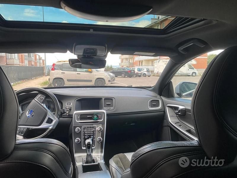 Usado Volvo V60 120 CV (88 kW) 2016 Negro Familiar
