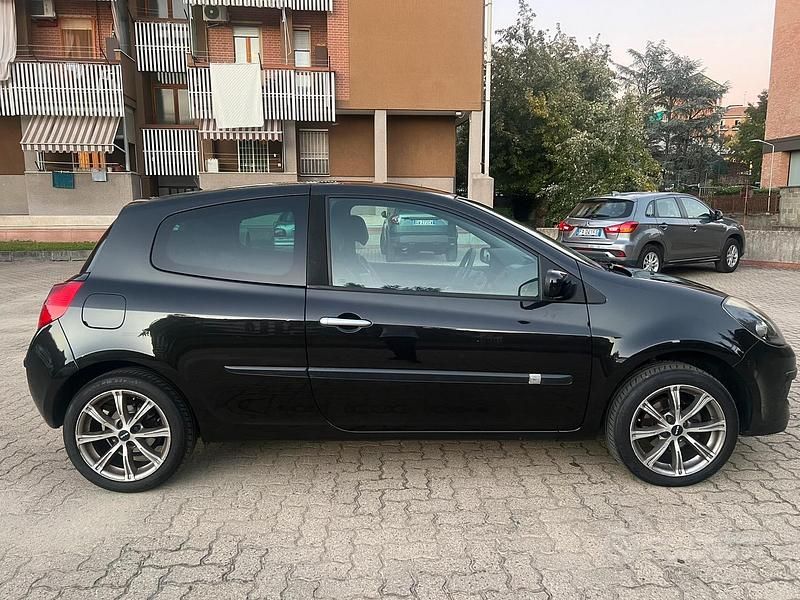 Usata 2007 Renault Clio II LE Tre volumi | 3400 € (Cara) - Immagine 1/4