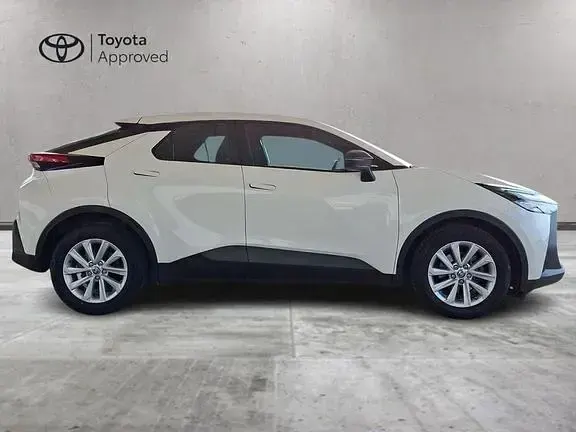 Usata Toyota C-HR Active 140 CV (102 kW) 2024 Super white SUV