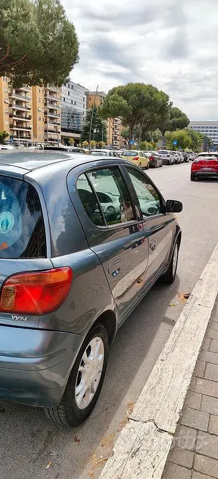 Usata Toyota Yaris 65 CV (47 kW) 2004 Grigio Berlina
