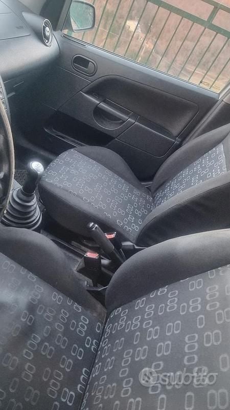 Usata Ford Fiesta 2005 Grigio Utilitaria