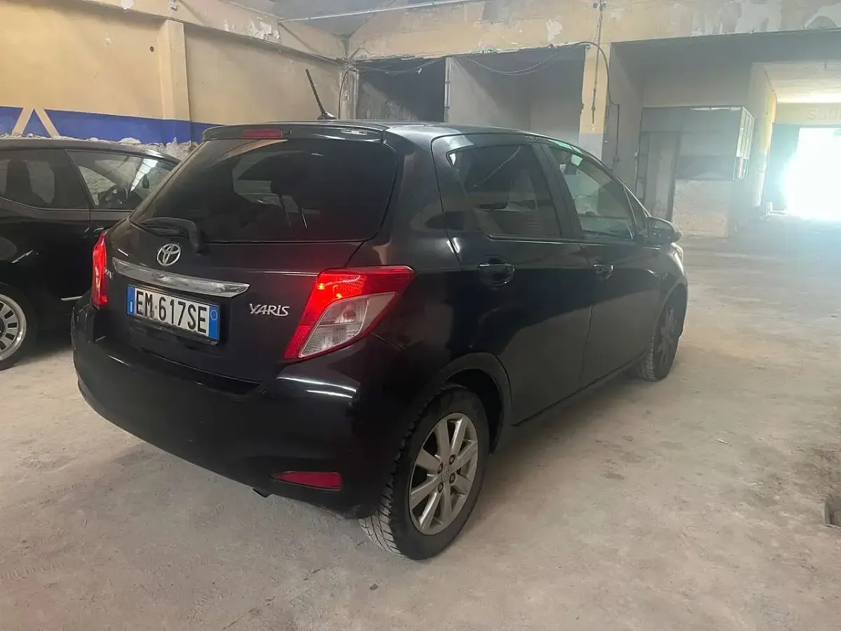 Usata Toyota Yaris Lounge 90 CV (66 kW) 2012 Nero Utilitaria