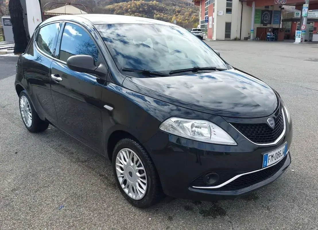 Usata Lancia Ypsilon Silver 69 CV (50 kW) 2018 Nero Utilitaria