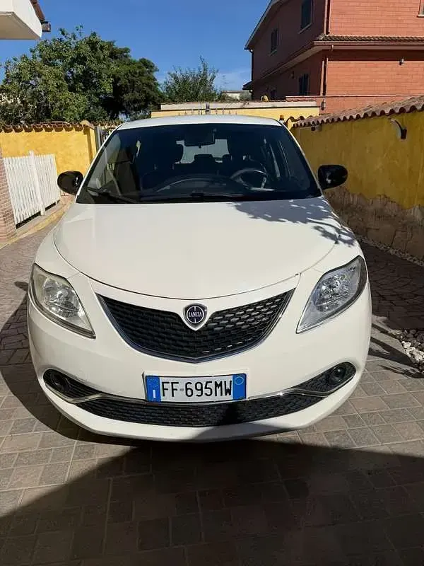 Usata Lancia Ypsilon Gold 69 CV (50 kW) 2015 Utilitaria