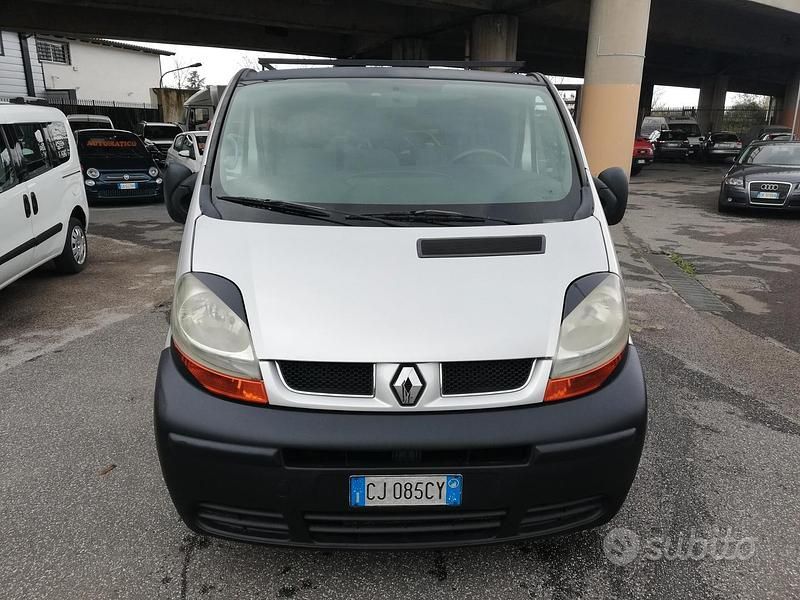 Usata Renault Trafic 100 CV (73 kW) 2003 Grigio Monovolume