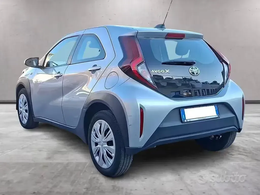 Usata Toyota Aygo X Active 72 CV (52 kW) 2022 Argento SUV